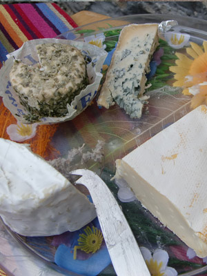 Un échantillon des fromages régionaux servis à la table de Claudine