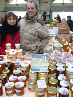 Vendeurs de miel sur le marché de Montbard